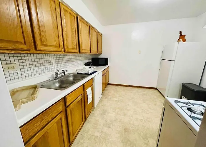Lg. 2 Bedroom Apt. North Of Chicago W/ Free Parking Apartment *