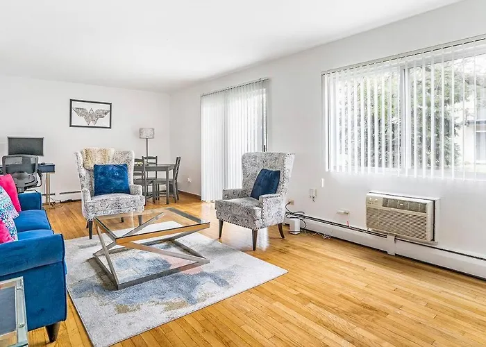 Lg. 2 Bedroom Apt. North Of Chicago W/ Free Parking Apartment