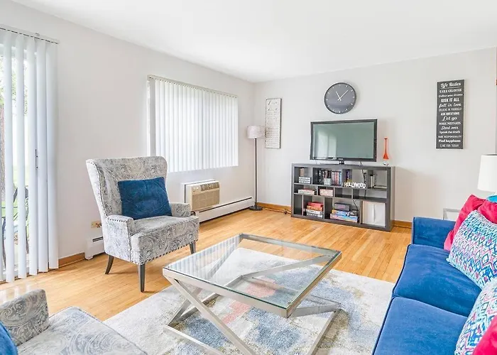 Lg. 2 Bedroom Apt. North Of Chicago W/ Free Parking