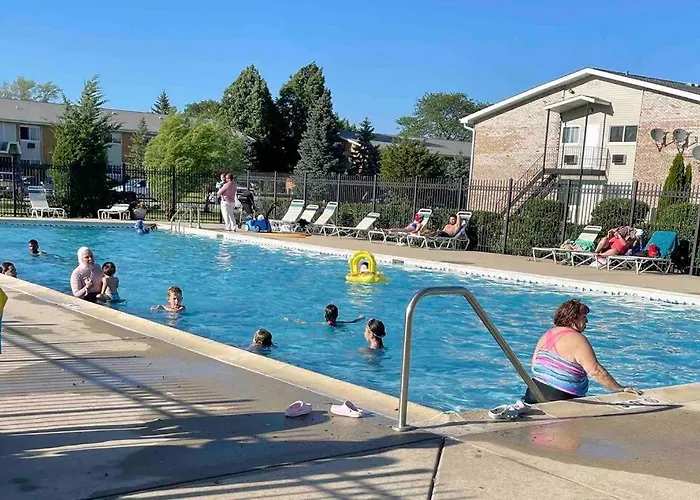 Lg. 2 Bedroom Apt. North Of Chicago W/ Free Parking * Des Plaines