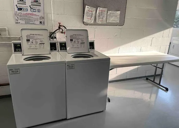 Lg. 2 Bedroom Apt. North Of Chicago W/ Free Parking *