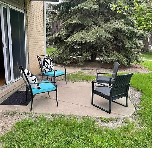 Lg. 2 Bedroom Apt. North Of Chicago W/ Free Parking Des Plaines
