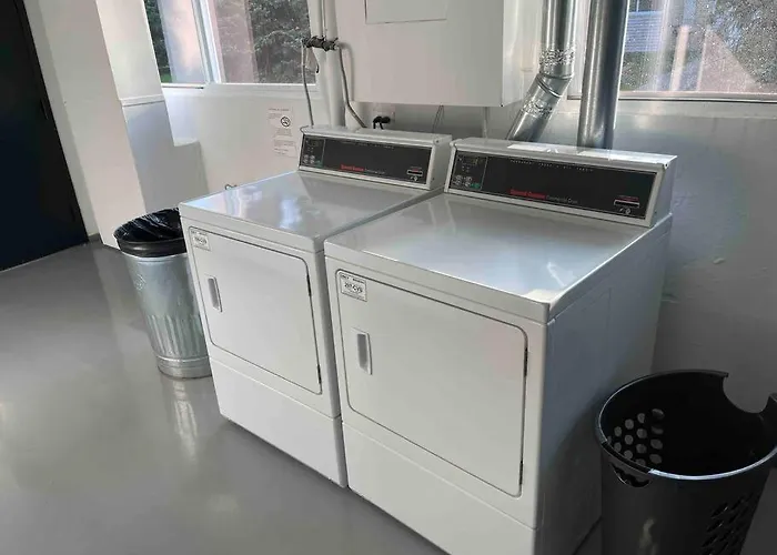 Lg. 2 Bedroom Apt. North Of Chicago W/ Free Parking Apartment *