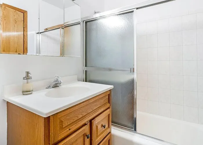 Lg. 2 Bedroom Apt. North Of Chicago W/ Free Parking * Des Plaines
