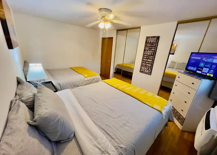 Lg. 2 Bedroom Apt. North Of Chicago W/ Free Parking * Des Plaines
