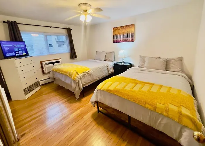 Apartment Lg. 2 Bedroom Apt. North Of Chicago W/ Free Parking *
